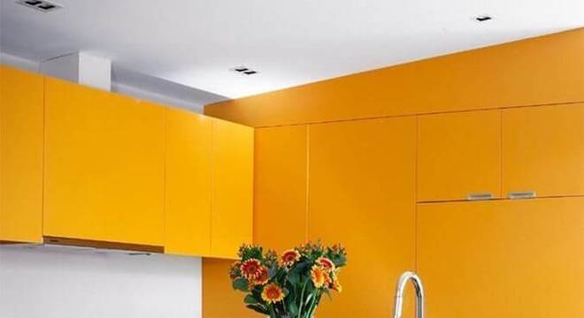 ilha com pia para cozinha amarela e preta moderna