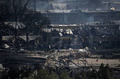 Incêndio destruiu acampamento na Ilha de Lesbos
