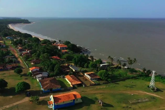 Ilha de Marajó, Brasil (área: 48.348 km²): A Ilha de Marajó, que já foi chamada de Marinatambal, é uma ilha grande que fica perto da costa do Pará e é cercada por água doce e salgada. 