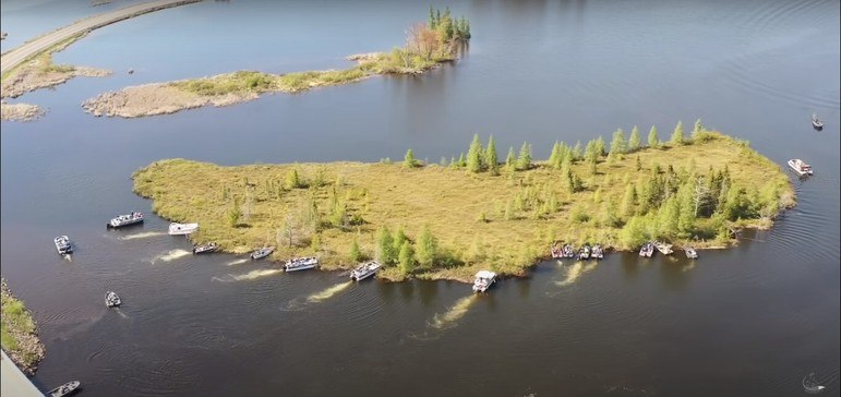 Para evitar bloqueios na passagem por baixo da ponte, donos de barcos empurram a ilha de forma coordenada para deixá-la no lugar adequadoNÃO PERCA: Morte, tempestade e 70 mil pessoas ilhadas: o festival Burning Man enfrenta sua edição mais caótica