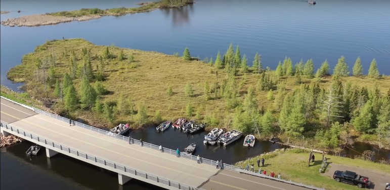 O lago onde a ilha está foi criado em 1923, após uma série de empreendimentos inundarem um grande pântano em Wisconsin