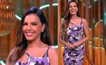 Ainda na vibe de verão, Mariana Rios escolheu um vestido midi roxo com uma estampa alegre para dar um ar descontraído ao look. O recorte diferente deu um charme especial à produção e valorizou a apresentadora