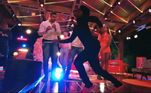 Kaik deu um show na pista de dança mais uma vez! O ator, que também é dançarino, mostrou que até de chinelo consegue arrasar nos passinhos. Ele improvisou um moonwalker — famoso passo de dança de Michael Jackson