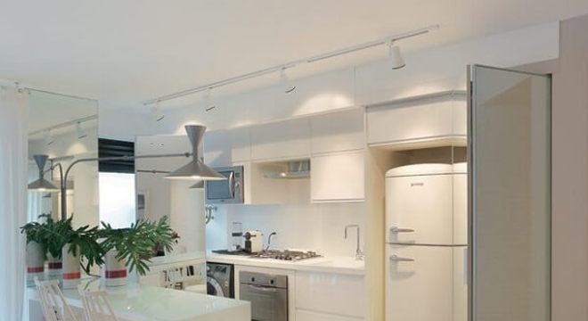 Iluminação pontual da cozinha traz elegância ao espaço