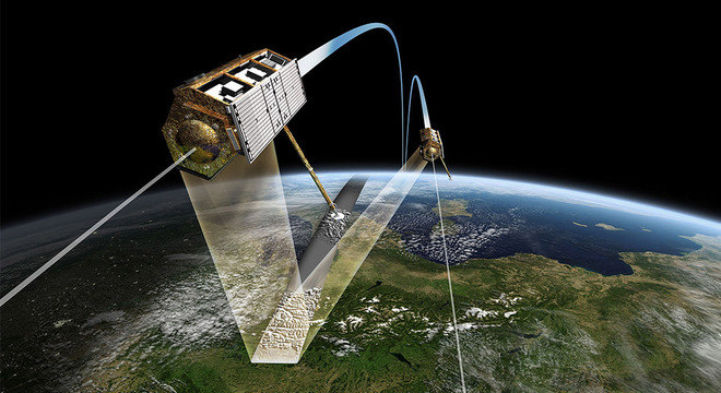 Os satélites orbitam quase lado a lado a cerca de 500 quilômetros da superfície da Terra 