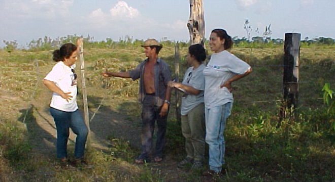 Ima Vieira com alunas e produtor em entrevista sobre capoeiras no nordeste paraense 