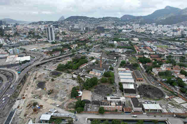 Imagem aberta com o terreno do Gasômetro e a cidade do Rio de Janeiro ao fundo.