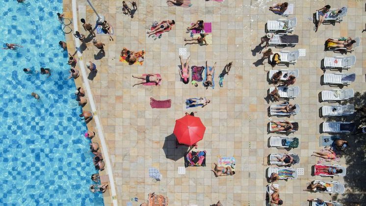 Imagem aérea de drone mostra pessoas aproveitando mais um dia de sol e calor na piscina do Sesc Belenzinho, zona leste de São Paulo, na manhã deste domingo (12)