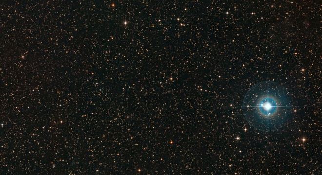 A PDS-70 é o ponto laranja pálido no meio da imagem. A estrela azul brilhante no canto é a Chi Centauri