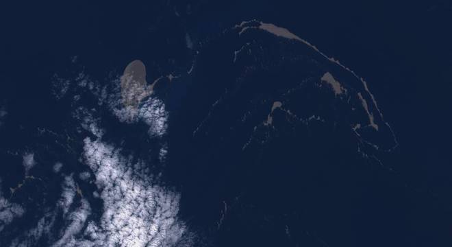 Imagem de satélite mostra a 'plataforma' de rochas vulcânicas em 21 de agosto
