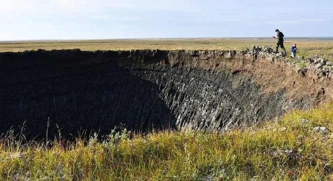 O cientista Evgeny Chuvilin estuda a formação das crateras 