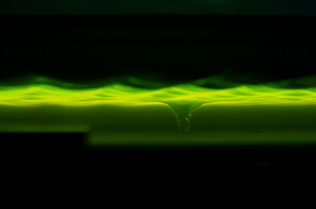 Pesquisadores misturaram água a corante verde fluorescente para observar movimento, alterações na velocidade e tamanho das ondas 
