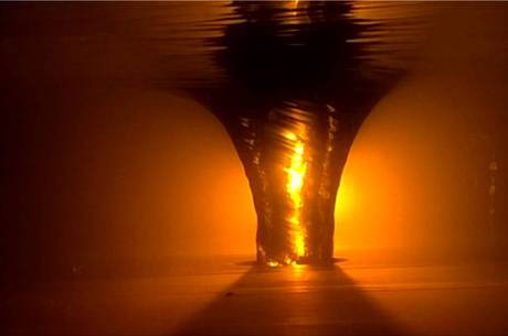 Se fosse viável, criar um buraco negro de verdade em laboratório colocaria em risco o Sistema Solar inteiro