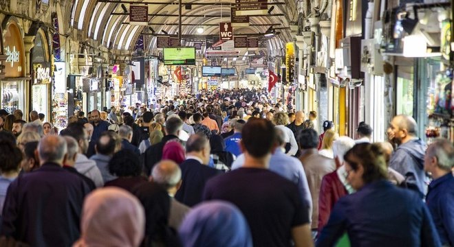 Essa é sua atração turística ou meu mercado local? O Grande Bazar de Istambul atrai até 400 mil pessoas por dia, entre moradores e turistas