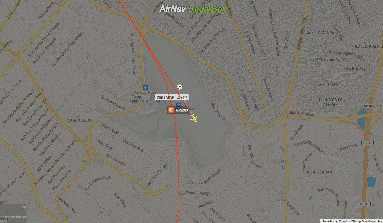 Imagem do RadarBox com as duas rotas seguidas pelas aeronaves da Gol e Latam, em Congonhas