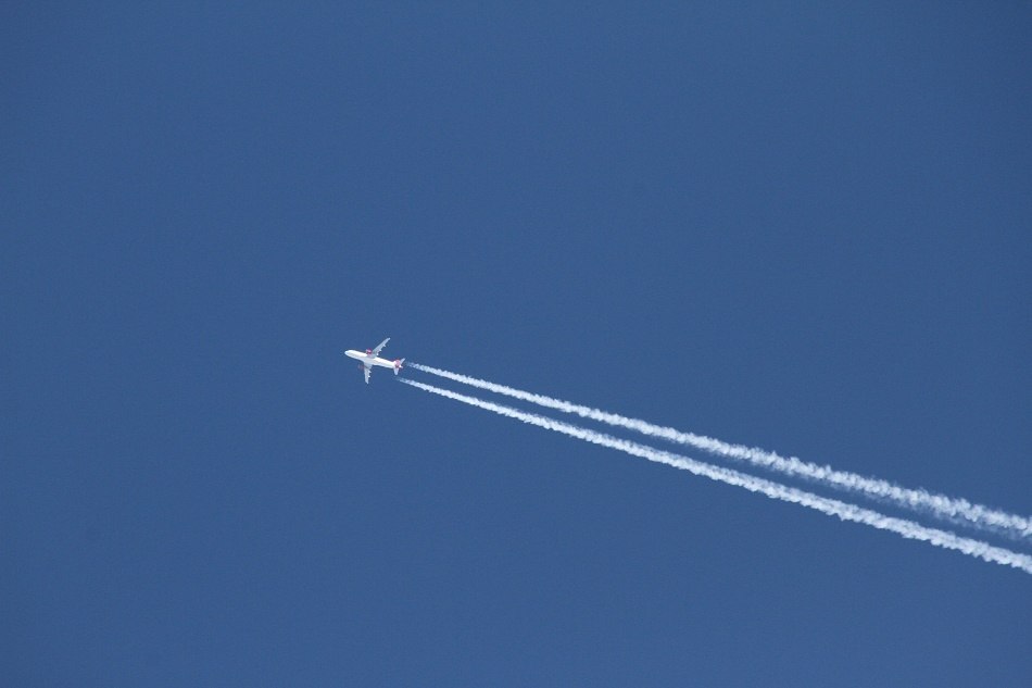 Impacto dos rastros de avião no clima global deve triplicar até 2050, apontam pesquisadoras 