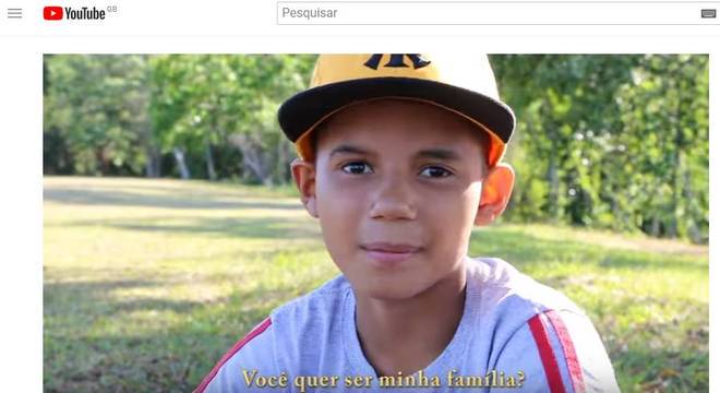 Atualmente em processo de adoção, Caio, de 13 anos, perguntava, no final de um vídeo: Você quer ser minha família?"