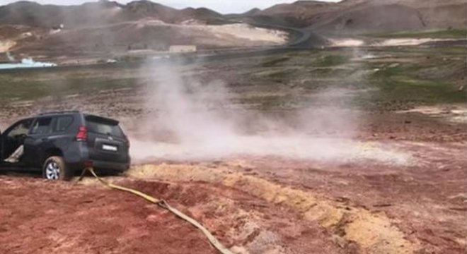 A polícia da Islândia disse que motorista teve problemas para dirigir no barro