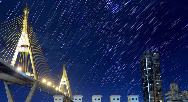 Com os meteoros naturais, grãos de poeira espacial ou pequenas pedras entram no trajeto que a Terra segue ao girar em torno do Sol 