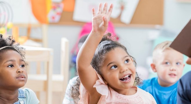 Estimular a criança a fazer perguntas a ajuda a ir melhor na escola