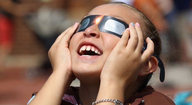 Especialistas recomendam o uso de óculos especiais para observar o eclipse de forma segura