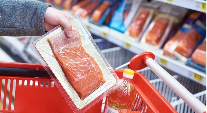 articipantes do estudo ingeriram alimentos como peixes, que estavam embalados com plástico 