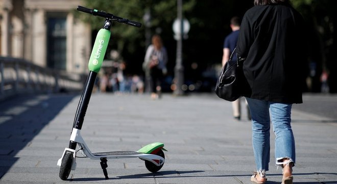 Empresas que oferecem o serviço adotam o modelo "dock-free", ou seja, não há um local específico para pegar ou deixar o patinete 