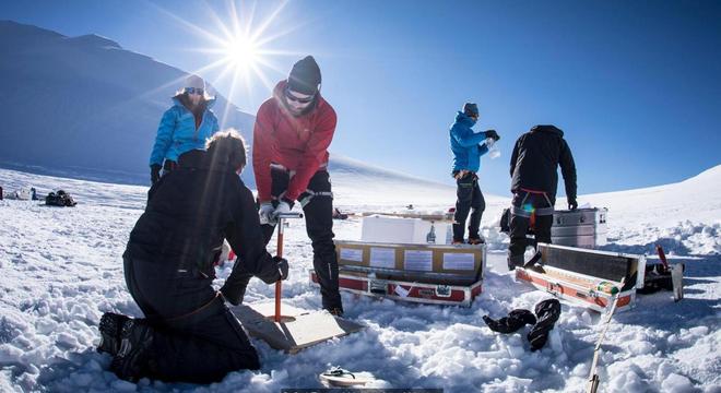 Alguns dos núcleos de gelo são extraídos à mão usando um dispositivo que permite perfurar o gelo compactado da geleira 