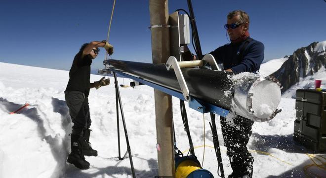 Escavações em busca de material para estudos chegam a alcançar 900 metros, segundo pesquisadores