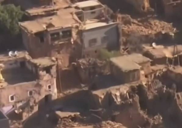 Imagens aéreas de drone mostraram o estrago causado pelo terremoto.