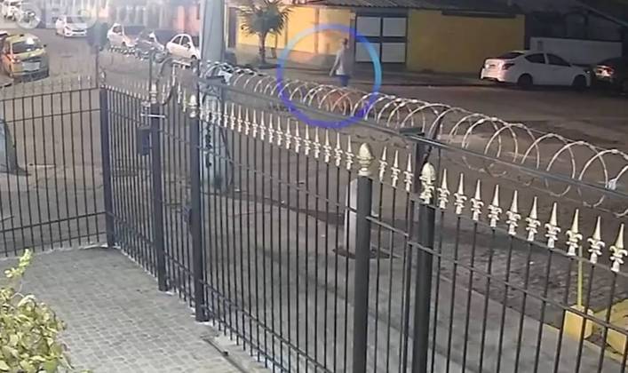 Imagens de câmera de segurança mostram o professor Carlos Alberto Marques, de 62 anos, passeando com seus cachorros, um golden retriever e um yorkshire, em Vila Isabel, zona norte do Rio, na noite do dia 4 de junho. 