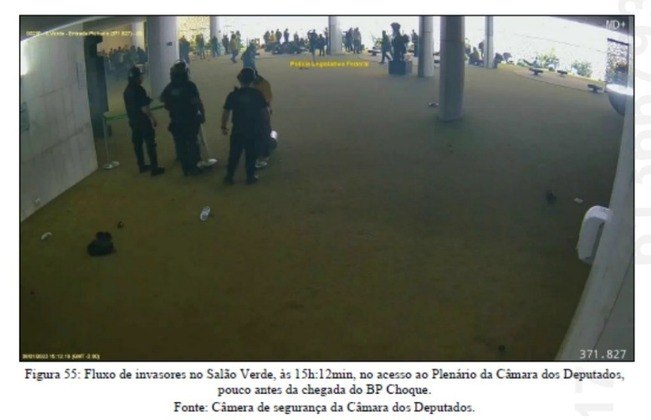 Imagens de câmeras de segurança mostram atuação de policiais no 8 de janeiro