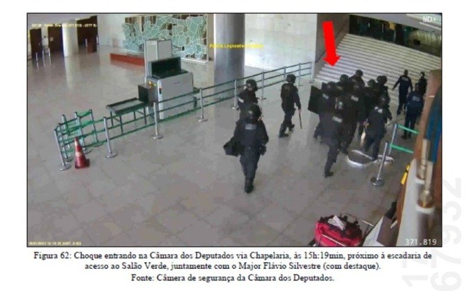 Imagens de câmeras de segurança mostram atuação de policiais no 8 de janeiro