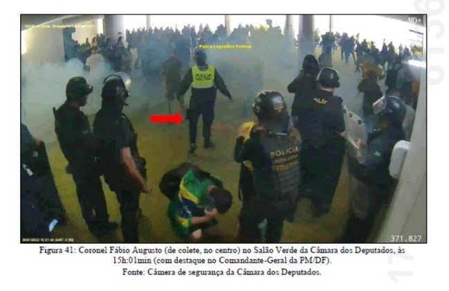Imagens de câmeras de segurança mostram atuação de policiais no 8 de janeiro