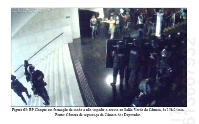 Imagens de câmeras de segurança mostram atuação de policiais no 8 de janeiro