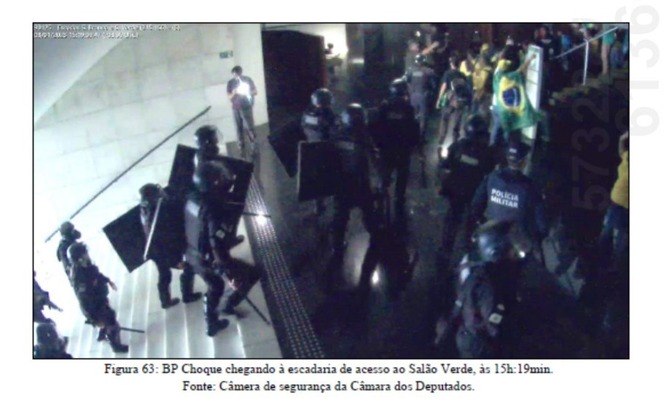 Imagens de câmeras de segurança mostram atuação de policiais no 8 de janeiro