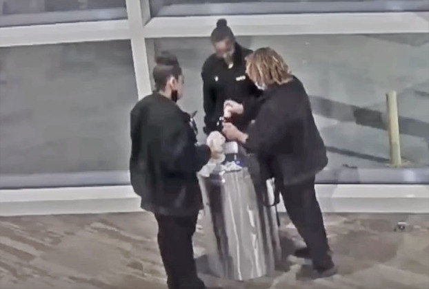 Imagens de câmeras de segurança mostram funcionários de uma empresa aérea rindo enquanto jogam fora os pertences de um passageiro.