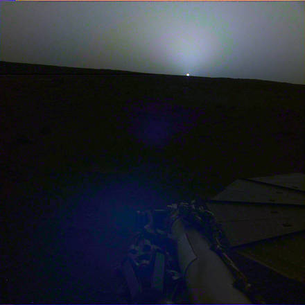 No mesmo dia em que capturou as nuvens em Marte, a InSight Mars utilizou uma de suas câmeras para registrar o pôr do sol na linha do horizonte marciano