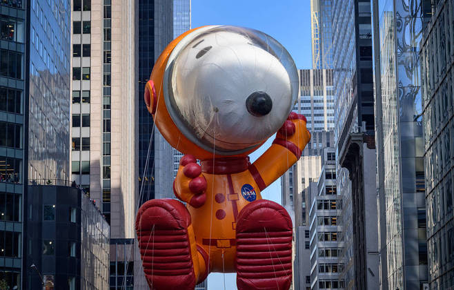 Já no Dia de Ação de Graças, uma versão gigantesca do Snoopy desfilou em Nova York