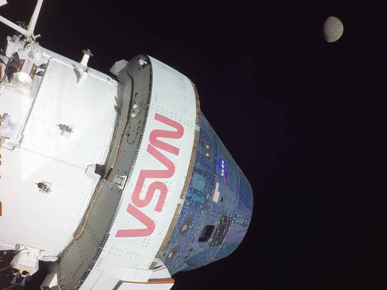 No quinto dia da missão Artemis-1, uma das câmeras na asa da espaçonave registrou essa aproximação da Lua, cada vez mais próxima