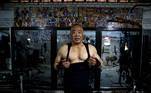 Xu Wei, um ex-operário de fábrica de 63 anos e atual gerente de academia, mostra seus músculos na academia que foi transformada em um galpão de bicicletas, no sudoeste de PequimVEJA MAIS: Cachorro fica alarmado ao escutar tutor mencionar a palavra 'cocaína'