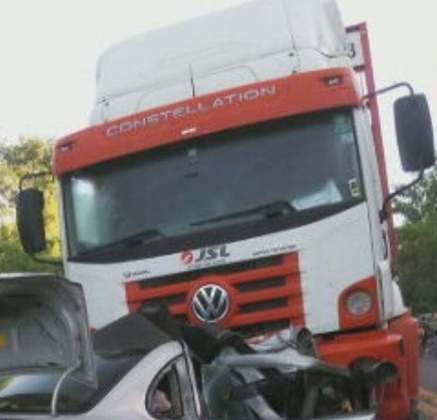 Imagens feitas pela câmera de uma carreta mostram o acidente e comprovam que o caminhoneiro não teve culpa.