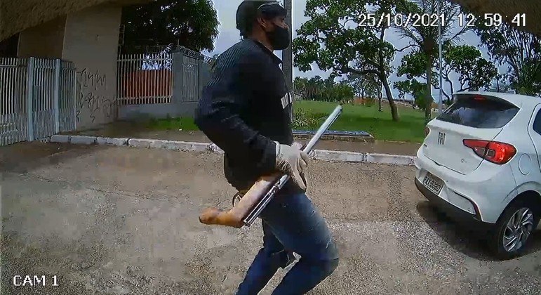 Imagens mostram ladrão carregando arma usada para ameaçar as vítimas durante assalto