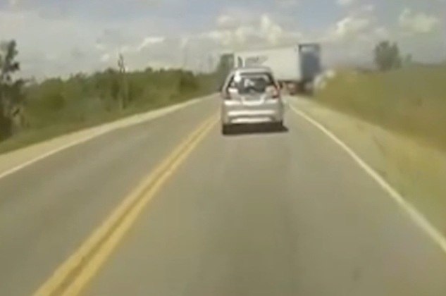 Imagens mostram o momento em que o caminhão avança para a faixa da contramão na hora em que o carro de Jhonatan Corrêa passava.