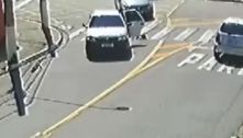 Criança cai de carro em movimento em rua de Vinhedo, interior de SP