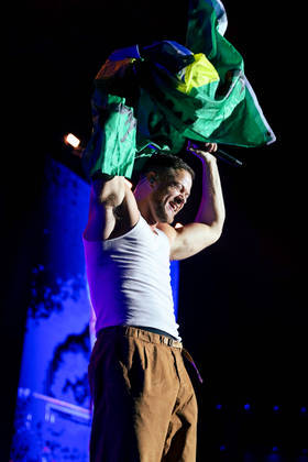 Durante o show, Dan Reynolds ganhou uma bandeira do Brasil e a ergueu, levando o público ao delírio
