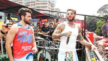 Gustavo Mioto recebe Lucas Lucco em bloco de Carnaval em São Paulo (Gustavo Mioto recebe Lucas Lucco em bloco de Carnaval em SP)