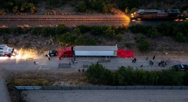 Imigrantes ilegais embarcaram em caminhão para tentar cruzar a fronteira do México com os EUA