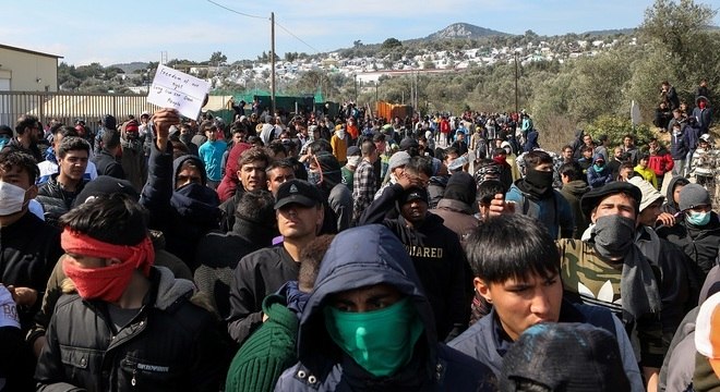 Grupo de migrantes se aglomera na fronteira da Turquia com a Grécia