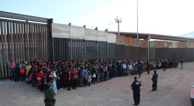 Grupo de imigrantes presos na fronteira com o México é o maior já registrado